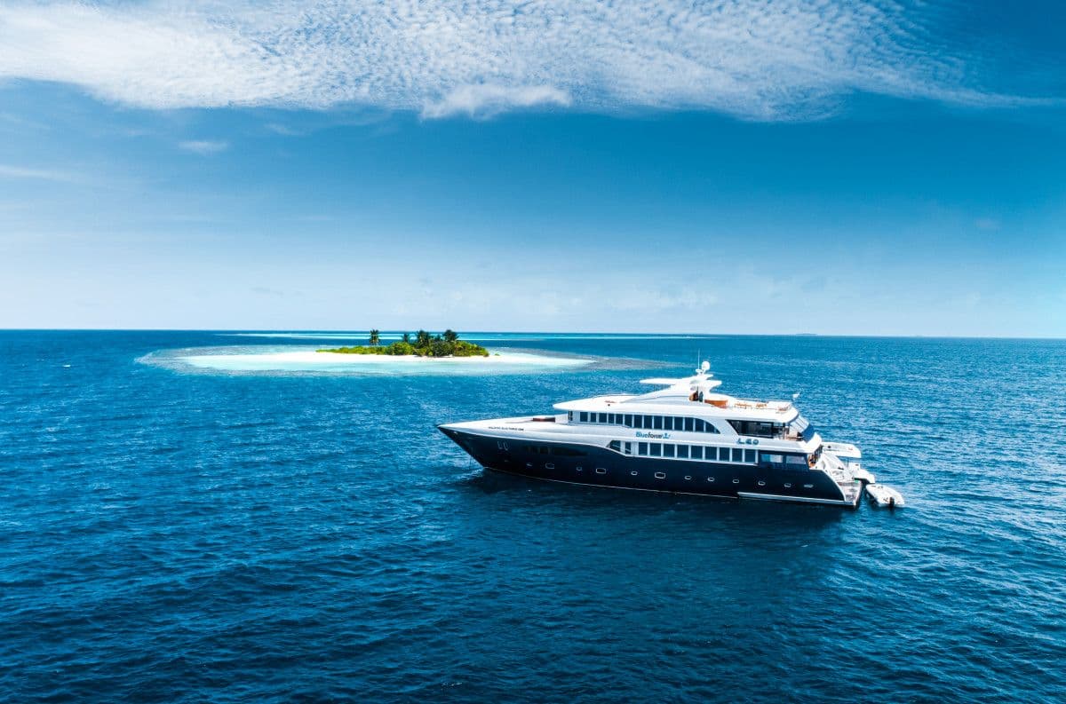 Liveaboard sailing